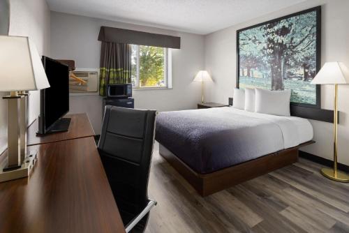 Habitación con cama grande y bañera - Adaptada para personas con movilidad reducida/discapacidad auditiva - No fumadores del hotel Super 8 by Wyndham Latham - Albany Airport. Foto 5