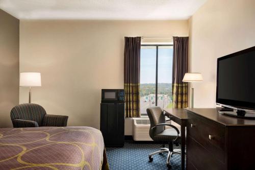 Habitación Estándar con cama extragrande - No fumadores del hotel Super 8 By Wyndham Liverpool/syracuse North Airport. Foto 1