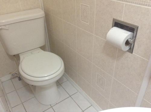 Habitación con cama grande del hotel Robin Hood. Foto 3