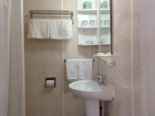 Habitación con cama extragrande. del hotel Robin Hood. Foto 4