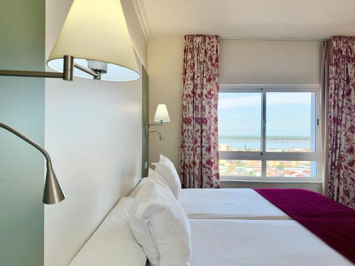 Habitación Doble con vistas al mar - 2 camas del hotel Guadalquivir. Foto 3