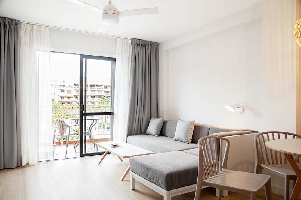 Apartamento Vista Piscina Balcón o Terraza Superior 1 habitación 4 camas individuales kitchenette del hotel Coral Compostela Beach. Foto 9
