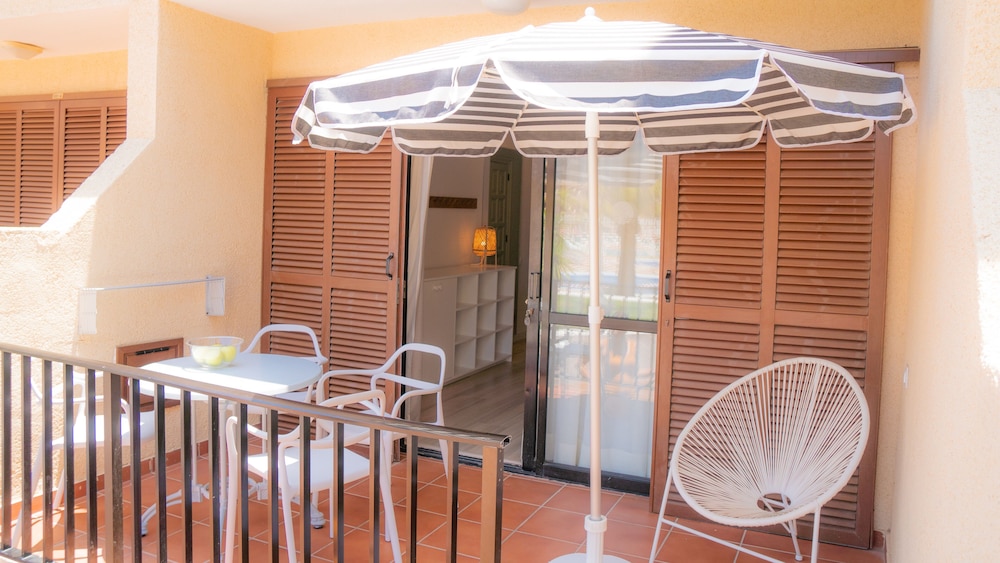 Apartamento Vista Piscina Balcón o Terraza Superior 1 habitación 4 camas individuales kitchenette del hotel Coral Compostela Beach. Foto 18
