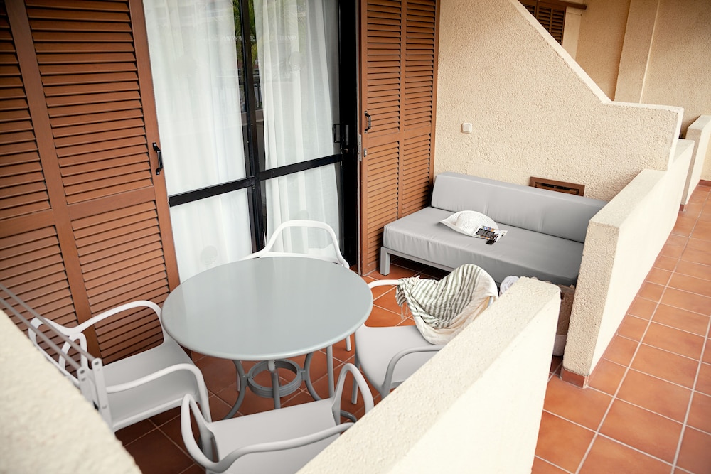 Apartamento Vista Piscina Balcón o Terraza Superior 1 habitación 2 Camas individuales 2 sofás camas kitchenette del hotel Coral Compostela Beach. Foto 4