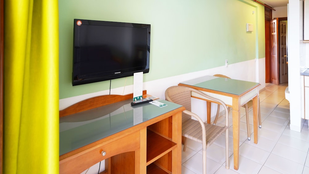Apartamento Balcón o Terraza 1 habitación 2 Camas individuales 2 sofás camas kitchenette del hotel Coral Compostela Beach. Foto 14