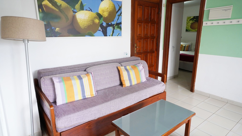 Apartamento Balcón o Terraza 2 habitaciones Sofá Cama incluido 4 camas individuales kitchenette del hotel Coral Compostela Beach. Foto 12