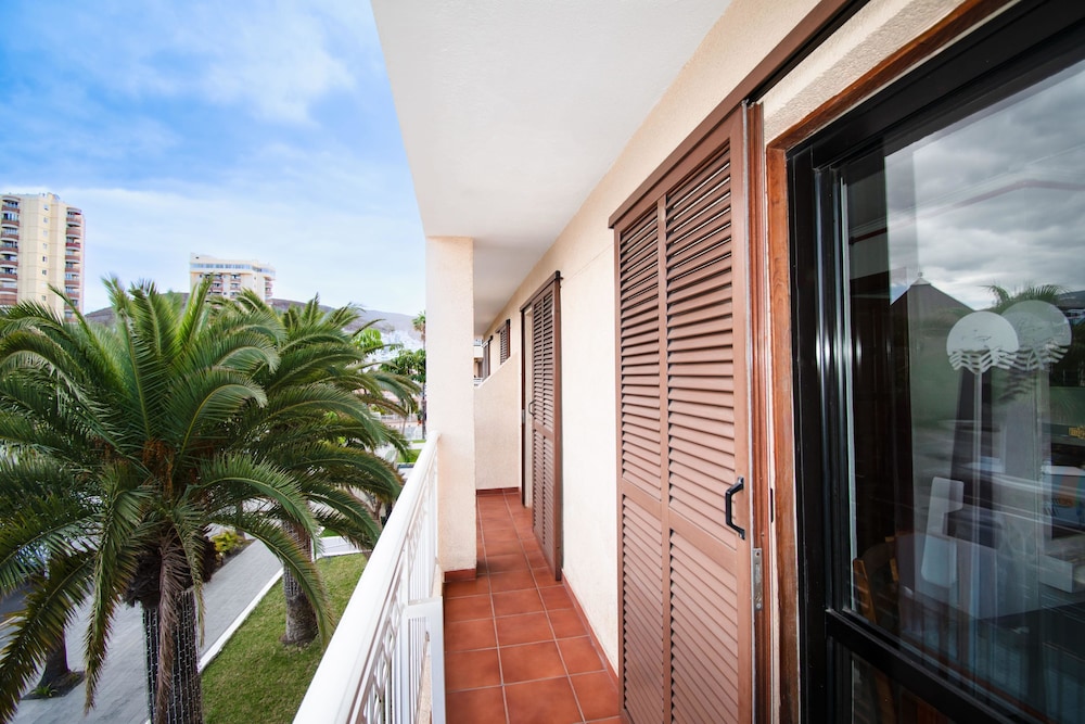 Apartamento Balcón o Terraza 2 habitaciones 3 camas individuales kitchenette del hotel Coral Compostela Beach. Foto 15