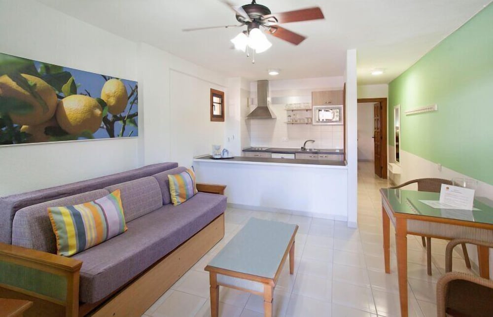 Apartamento Vista Piscina Balcón o Terraza 1 habitación Sofá Cama incluido 2 Camas individuales kitchenette Normal del hotel Coral Compostela Beach. Foto 12