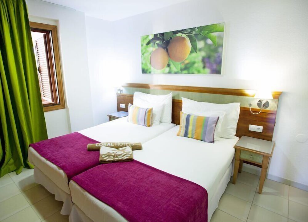 Apartamento Balcón o Terraza 1 habitación 2 Camas individuales 2 sofás camas del hotel Coral Compostela Beach. Foto 4