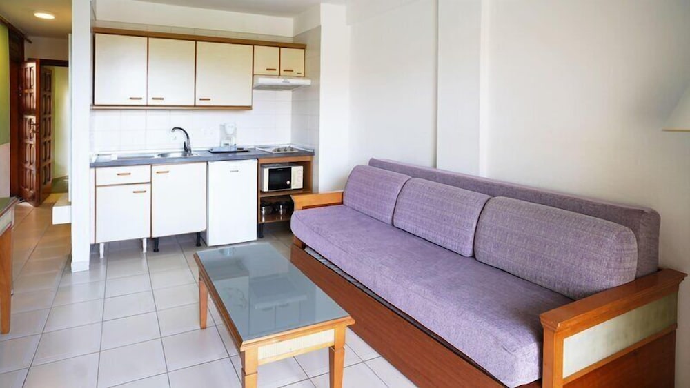 Apartamento Balcón o Terraza 1 habitación 2 Camas individuales 2 sofás camas del hotel Coral Compostela Beach. Foto 9