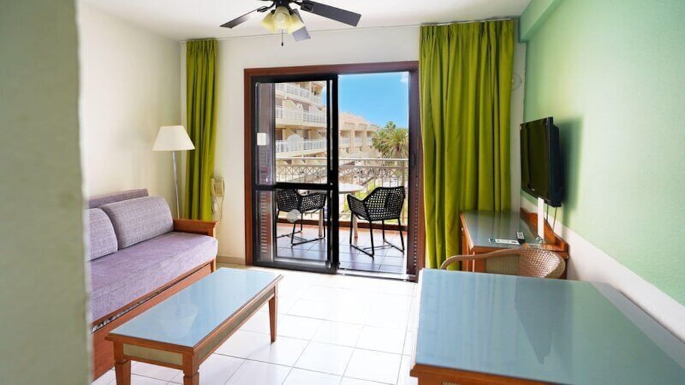 Apartamento Balcón o Terraza 1 habitación 2 Camas individuales 2 sofás camas del hotel Coral Compostela Beach. Foto 10