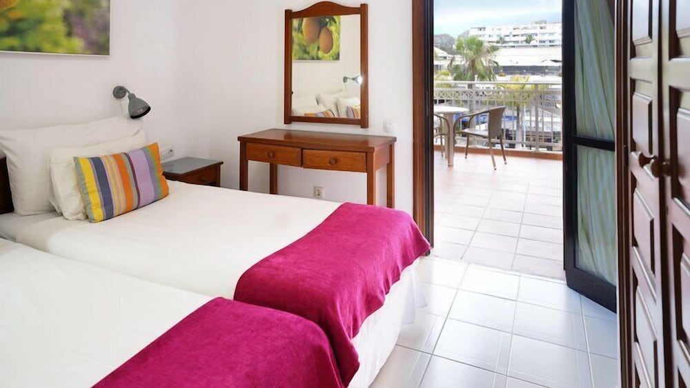 Apartamento Balcón o Terraza 2 habitaciones Sofá Cama incluido 4 camas individuales del hotel Coral Compostela Beach. Foto 1