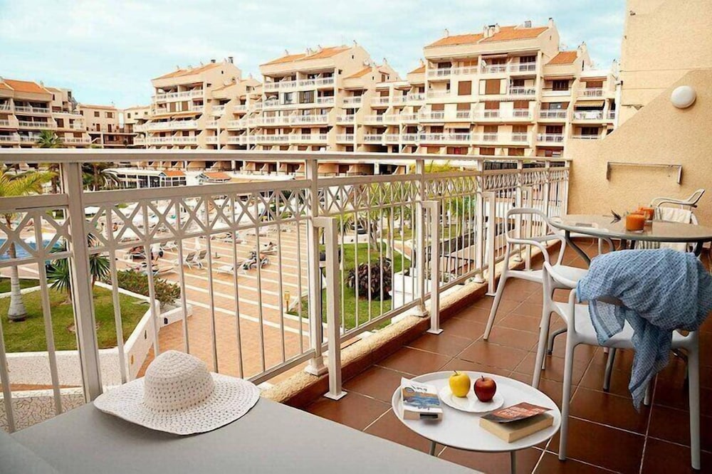 Apartamento Vista Piscina Balcón o Terraza Superior 1 habitación 2 Camas individuales 2 sofás camas kitchenette del hotel Coral Compostela Beach. Foto 27