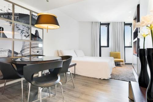 Habitación cuádruple del hotel Barcelona Condal Mar Affiliated By Meliá. Foto 2