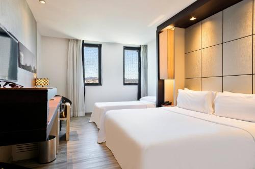 Habitación Doble Estándar con cama supletoria del hotel Barcelona Condal Mar Affiliated By Meliá. Foto 3