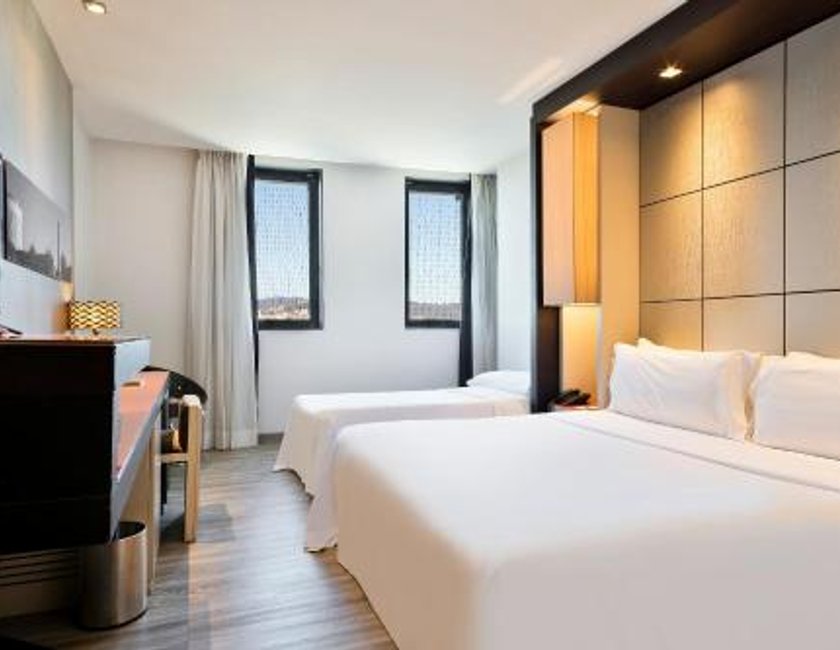 Habitación Doble Estándar con cama supletoria del hotel Barcelona Condal Mar Affiliated By Meliá. Foto 1