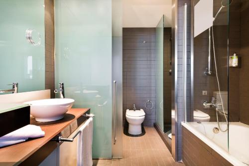 Habitación cuádruple del hotel Barcelona Condal Mar Affiliated By Meliá. Foto 3