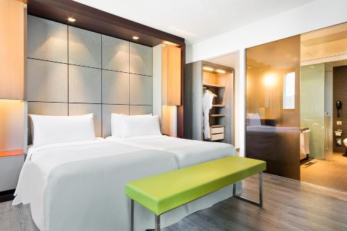 Habitación cuádruple del hotel Barcelona Condal Mar Affiliated By Meliá. Foto 8