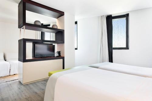 Habitación cuádruple del hotel Barcelona Condal Mar Affiliated By Meliá. Foto 10
