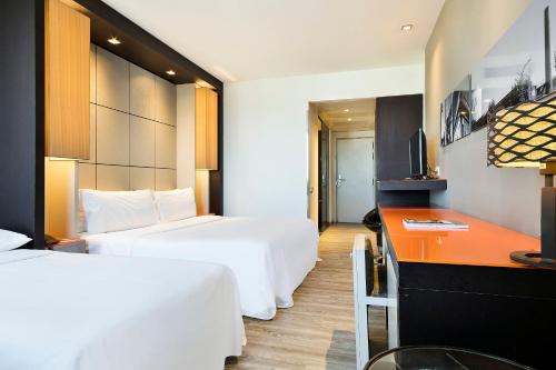 Habitación Doble Estándar con cama supletoria del hotel Barcelona Condal Mar Affiliated By Meliá. Foto 9