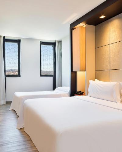 Habitación Doble Estándar con cama supletoria del hotel Barcelona Condal Mar Affiliated By Meliá. Foto 11