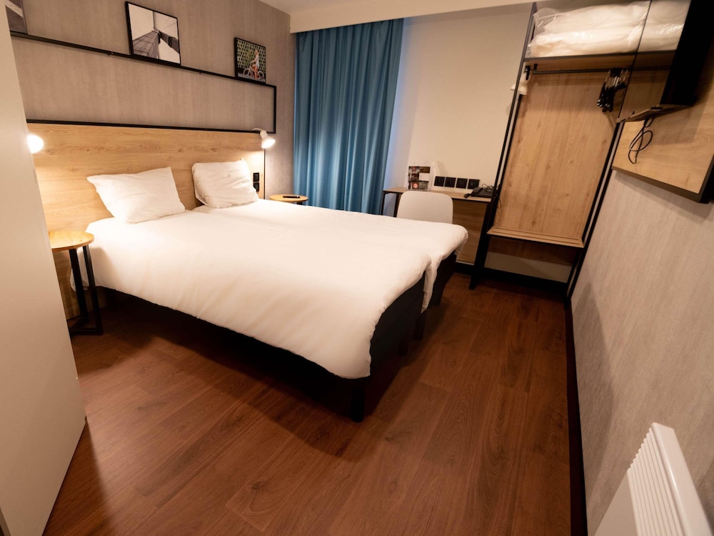 Habitación estándar con dos camas individuales del hotel Ibis Creil Sur Oise. Foto 1