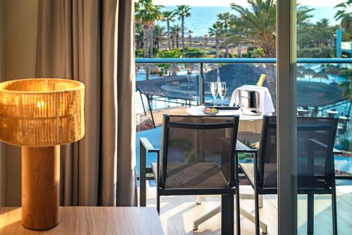 Habitación Doble Deluxe con vistas laterales al mar del hotel Cabogata Jardín. Foto 1