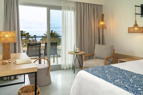 Habitación Doble Deluxe con vistas laterales al mar del hotel Cabogata Jardín. Foto 2