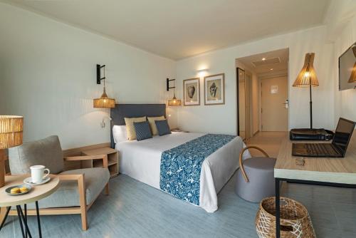 Habitación Doble Deluxe con vistas laterales al mar del hotel Cabogata Jardín. Foto 4