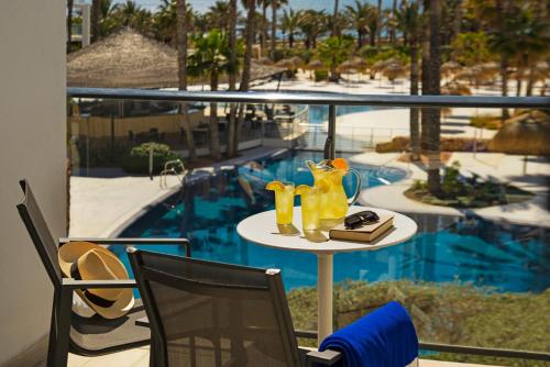Habitación Premium con vistas al mar del hotel Cabogata Jardín. Foto 1