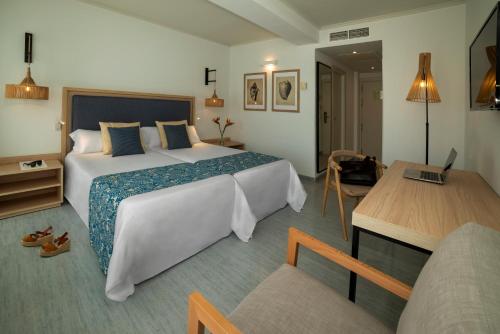 Habitación Premium con vistas al mar del hotel Cabogata Jardín. Foto 6