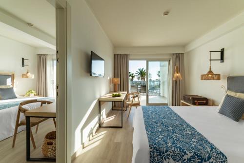 Habitación Comunicada con vistas parciales al mar del hotel Cabogata Jardín. Foto 3