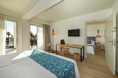 Habitación Comunicada con vistas parciales al mar del hotel Cabogata Jardín. Foto 4