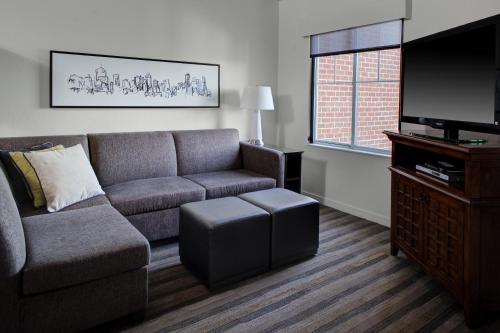 Habitación con cama extragrande y bañera adaptada - Adaptada para personas de movilidad reducida del hotel Hyatt House Fishkill/poughkeepsie. Foto 2