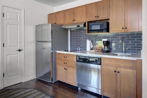 Habitación con cama extragrande y bañera adaptada - Adaptada para personas de movilidad reducida del hotel Hyatt House Fishkill/poughkeepsie. Foto 4