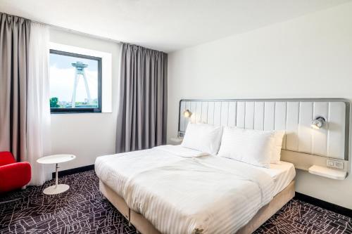 Habitación Superior con vistas al río del hotel Park Inn By Radisson Danube Bratislava. Foto 4