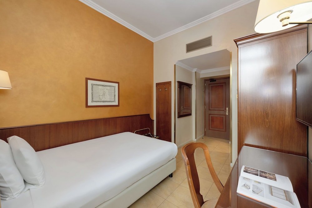 Habitación individual clásica (with French Bed) del hotel UNAHOTELS Galles Milano. Foto 3
