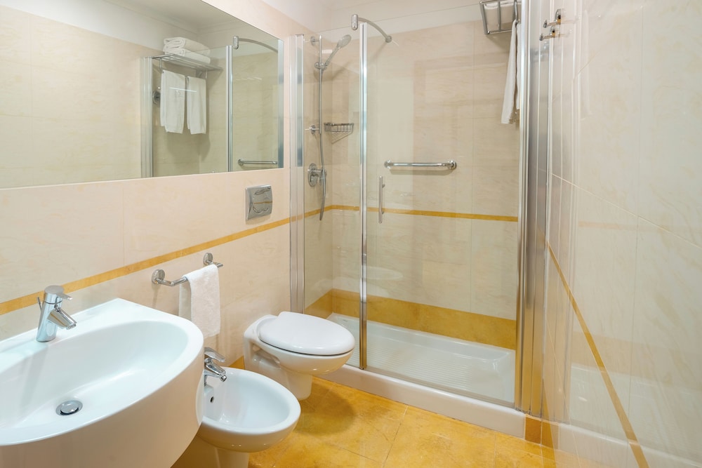 Habitación superior con 2 camas individuales del hotel UNAHOTELS Galles Milano. Foto 3