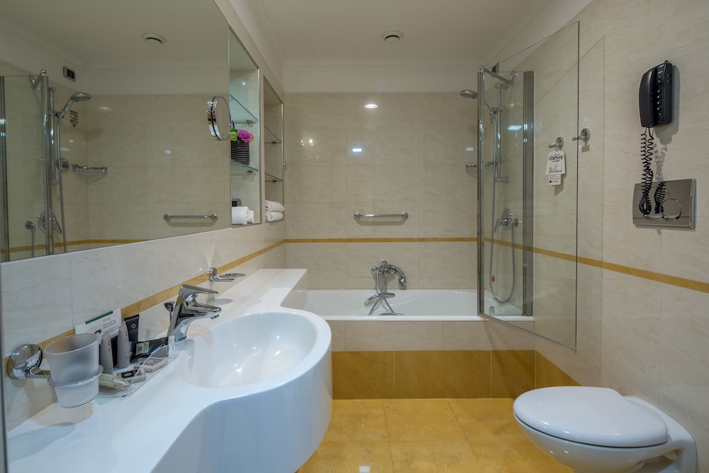 Habitación ejecutiva doble del hotel UNAHOTELS Galles Milano. Foto 3