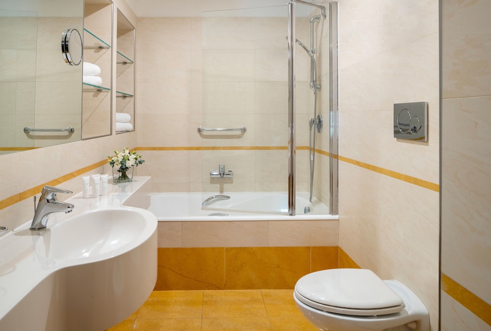 Habitación ejecutiva doble del hotel UNAHOTELS Galles Milano. Foto 4