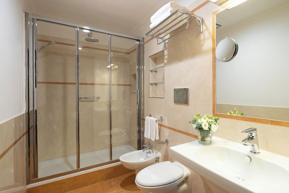 Habitación ejecutiva doble del hotel UNAHOTELS Galles Milano. Foto 5