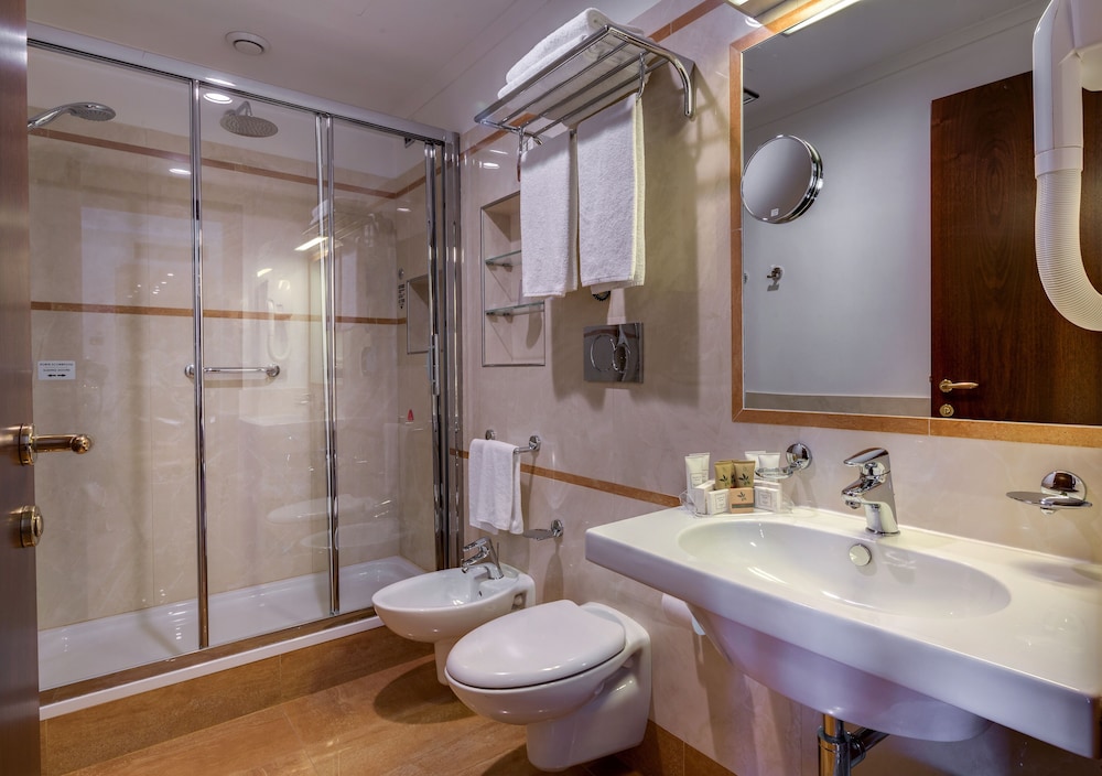 Suite Ejecutiva del hotel UNAHOTELS Galles Milano. Foto 6