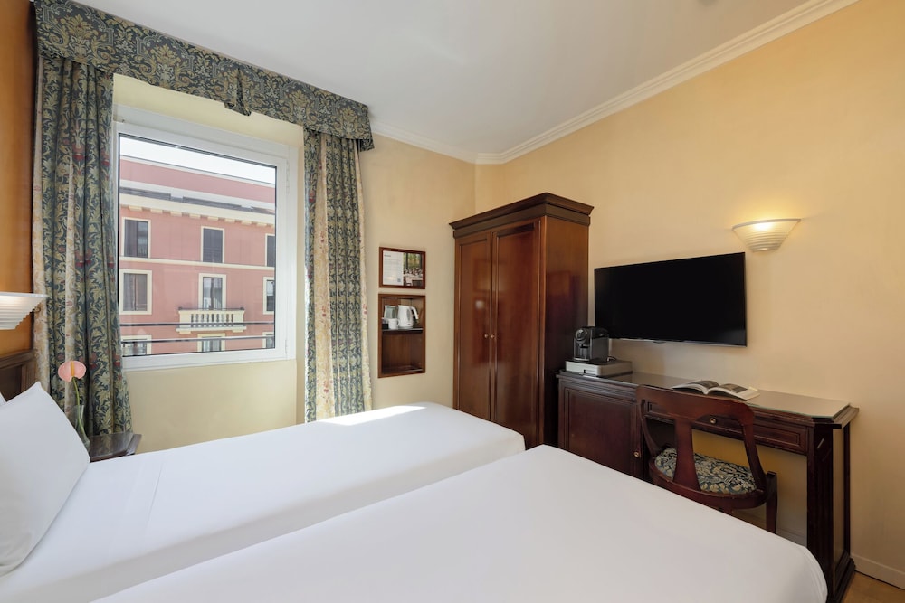 Habitación ejecutiva con 2 camas individuales del hotel UNAHOTELS Galles Milano. Foto 1