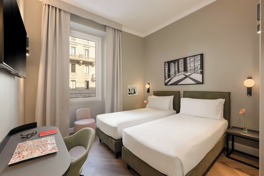 Habitación Deluxe con 2 camas individuales del hotel UNAHOTELS Galles Milano. Foto 4