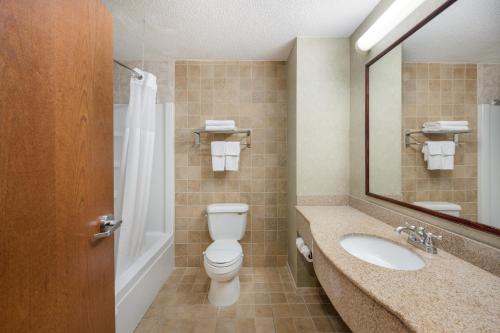 Suite con cama extragrande - No fumadores del hotel Quality Inn And Suites Fishkill. Foto 3
