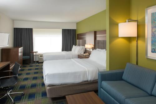 Suite con 2 camas dobles del hotel Holiday Inn Express Suites Clifton Park