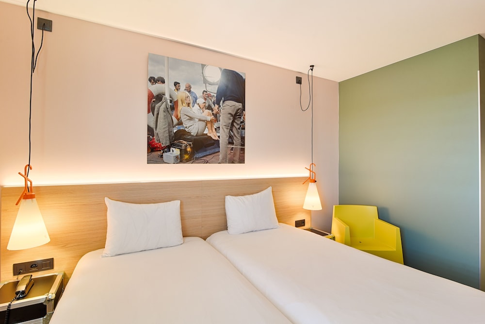 Habitación Estándar con 1 cama doble del hotel ibis Styles Lyon Confluence. Foto 3