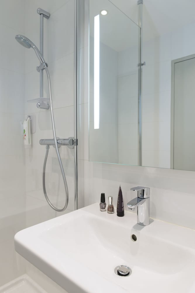 Habitación Estándar con 1 cama doble del hotel ibis Styles Lyon Confluence. Foto 10