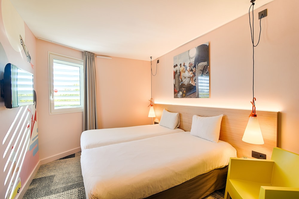 Habitación estándar con dos camas individuales del hotel ibis Styles Lyon Confluence. Foto 1