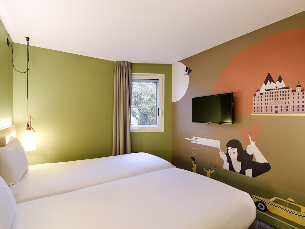 Habitación estándar con dos camas individuales del hotel ibis Styles Lyon Confluence. Foto 3